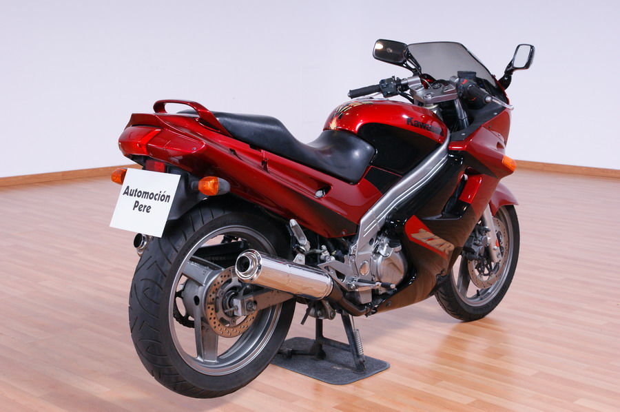 KAWASAKI ZZR 250.