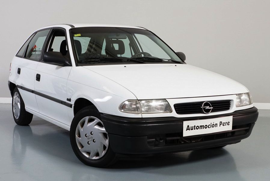 Opel Astra 1.6i 16V 100 CV Merit. Económico. Pocos Kms. Revisado y con Garantía 12 Meses.